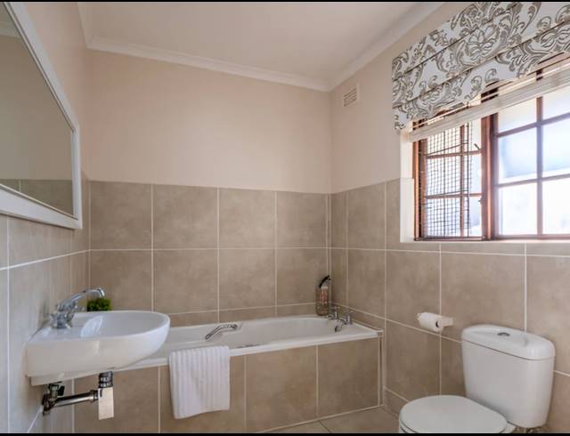4 BEDROOM TOWNHOUSE TO LET IN HILLCREST CENTRAL